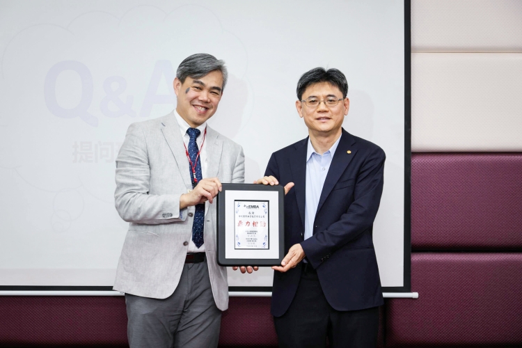中央大學(xué)向仲利國際贈予紀(jì)念獎牌_副本.jpg
